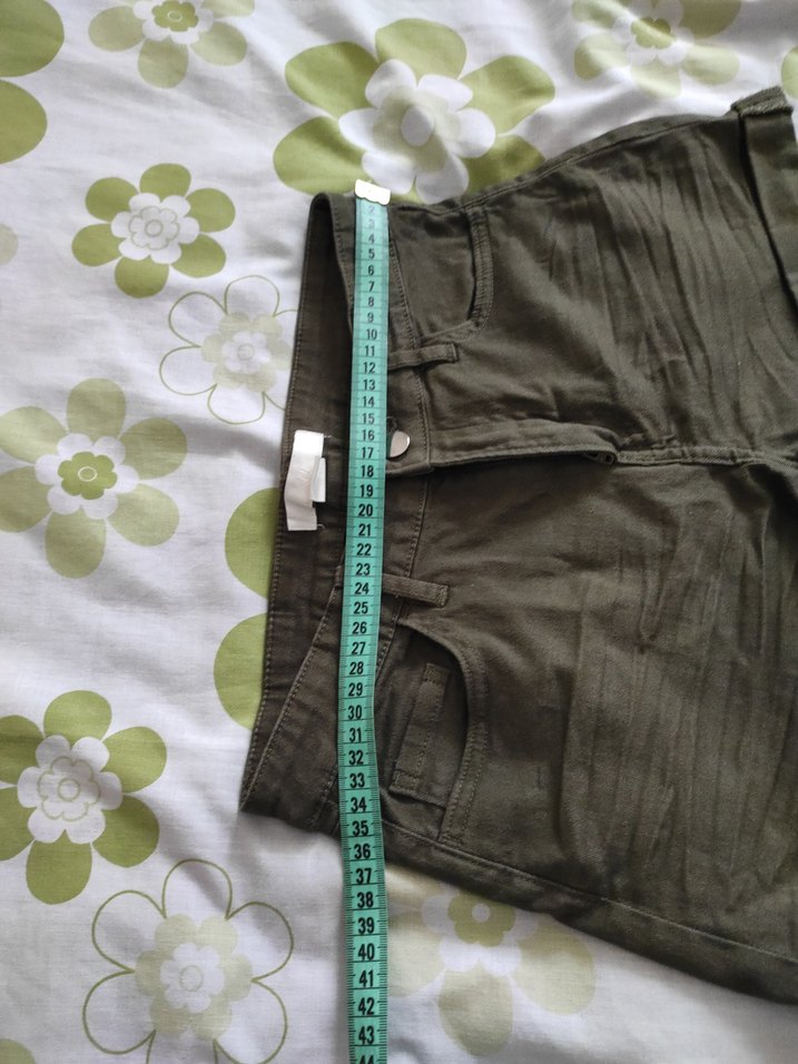 Düğmeli Keten Haki Mini Şort - Görsel 3