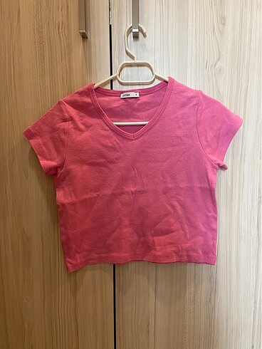 Pembe tişört
