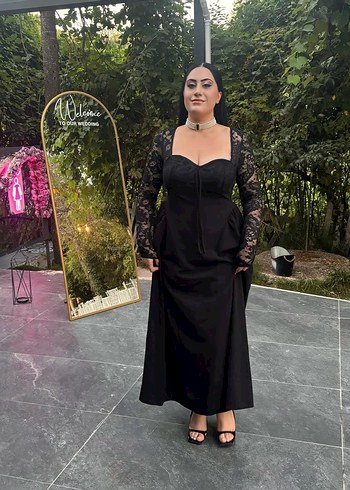 Siyah Dantel Detaylı Uzun Straplez Elbise - Görsel 2