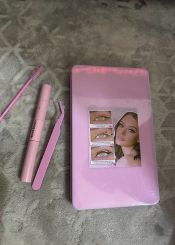 Pembe Kutuda Koyu Renk Sahte Kirpik Demetleri - Görsel 3