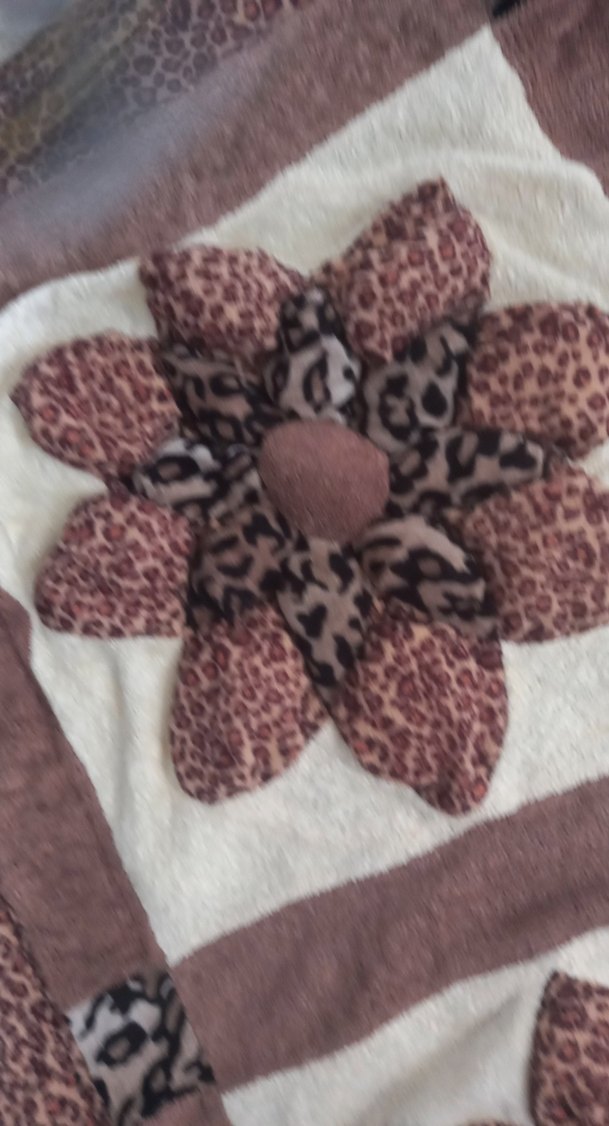 Kahverengi Çiçek Desenli Battaniye - Görsel 3