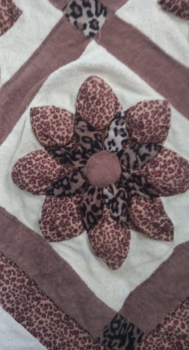 Kahverengi Çiçek Desenli Battaniye - Görsel 2