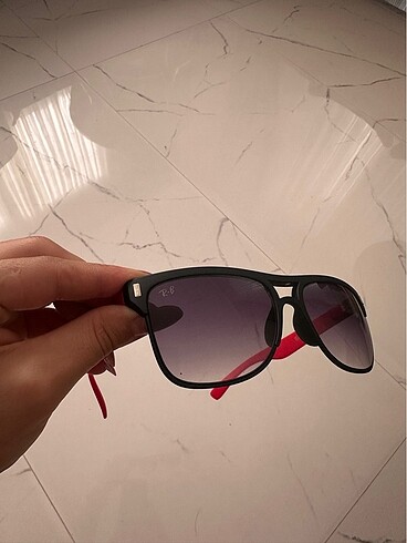 Beden kırmızı Renk Rayban güneş gözlüğü