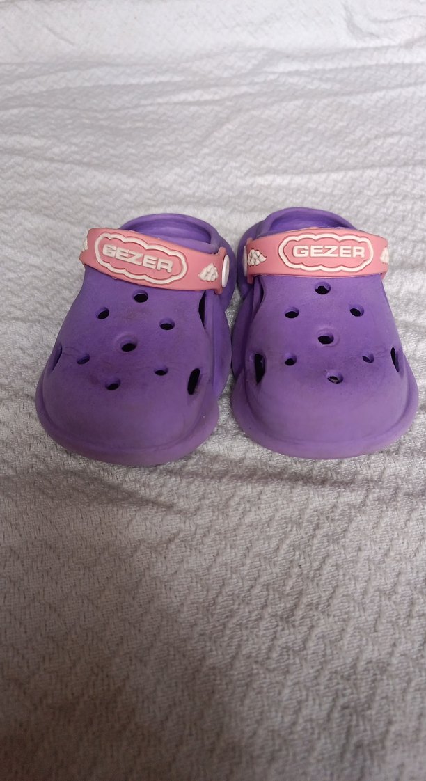 Mor Desenli Kız Çocuk Tişört ve Terlik Seti - Görsel 2