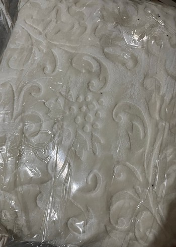 Merinos Beyaz Kabartmalı Desenli Battaniye