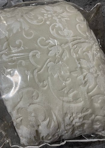 Beyaz Kabartmalı Desenli Battaniye