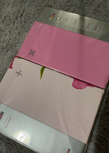Taç Çiçek Desenli Çok Renkli Zorlu Nevresim Takımı