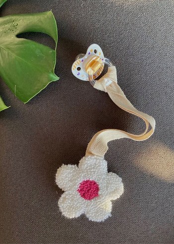 Renkli Desenli Emzik ve Çiçekli Askı