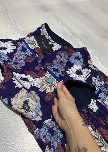 Kadın Çiçek Desenli Kısa Tulum - Görsel 3