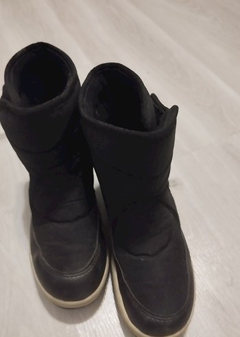 Siyah çocuk yağmur ve kar botu