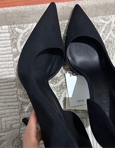 37 Beden Mango asimetrik stiletto siyah