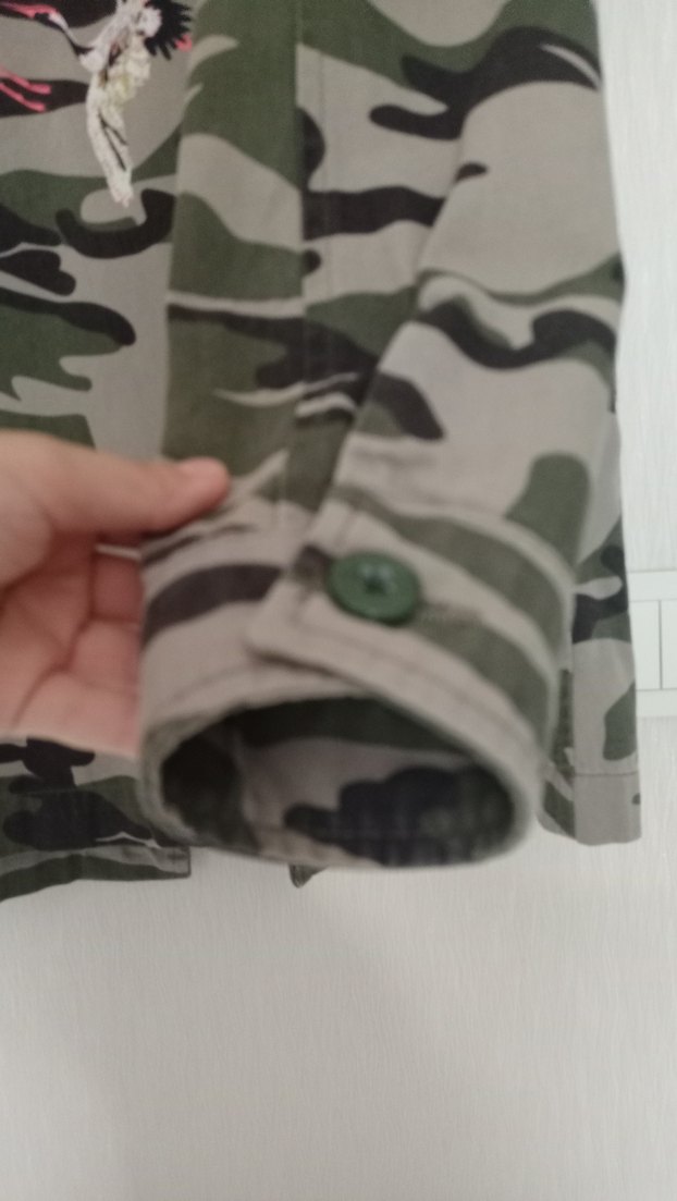 Düğmeli Kamuflaj Desenli Midi Kadın Ceket - Görsel 3