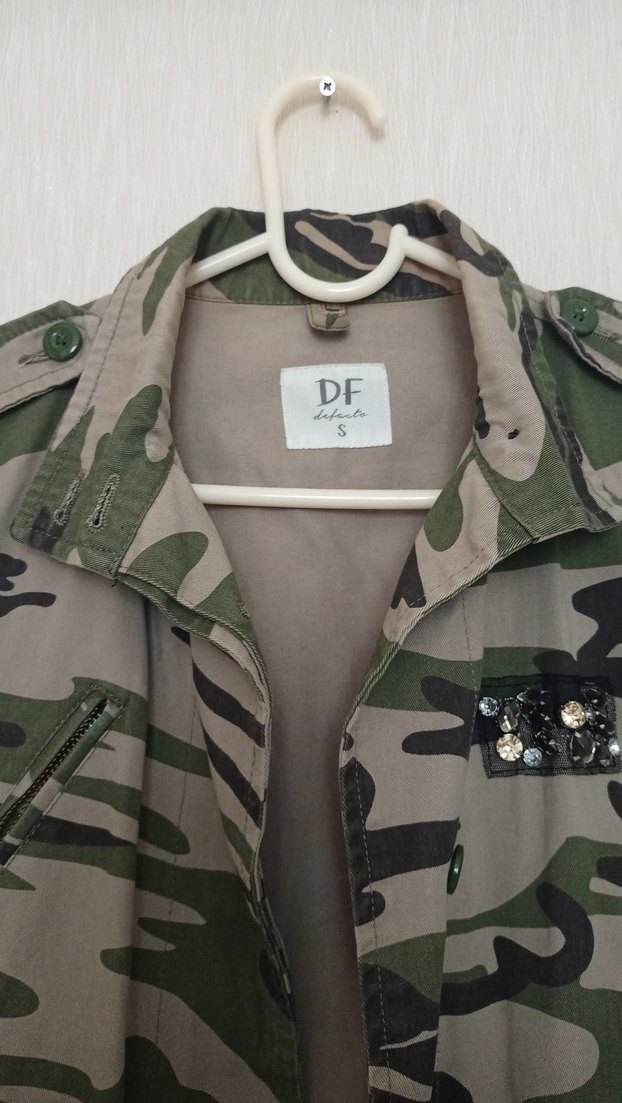 Düğmeli Kamuflaj Desenli Midi Kadın Ceket - Görsel 4