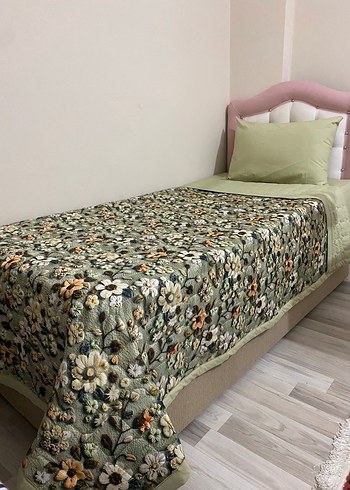 Pastel Tonlarda Çiçek Desenli Yatak Örtüsü - Görsel 2