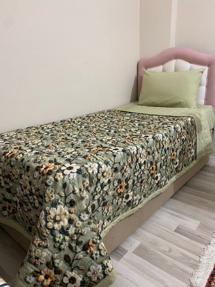 Pastel Tonlarda Çiçek Desenli Yatak Örtüsü - Görsel 2
