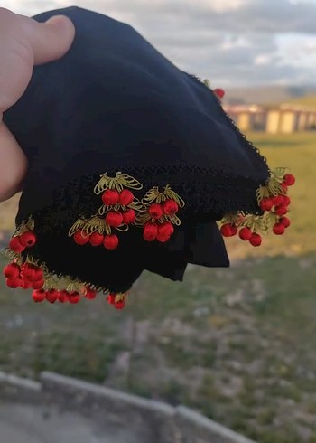  Beden siyah Renk Kırmızı Kiraz Detaylı Siyah Fular