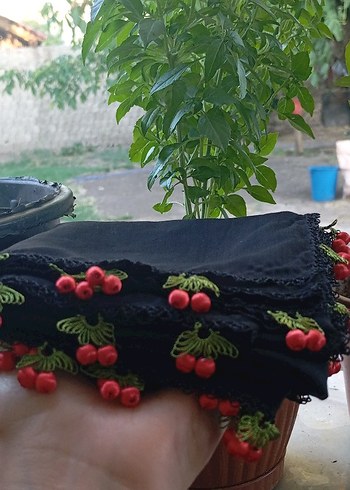  Beden Kırmızı Kiraz Detaylı Siyah Fular