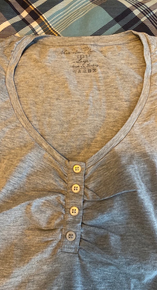 Gri V Yaka Düğmeli - Görsel 2