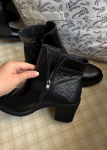 Deri Siyah Yılan Desenli Fermuarlı Kadın Bot - Görsel 3