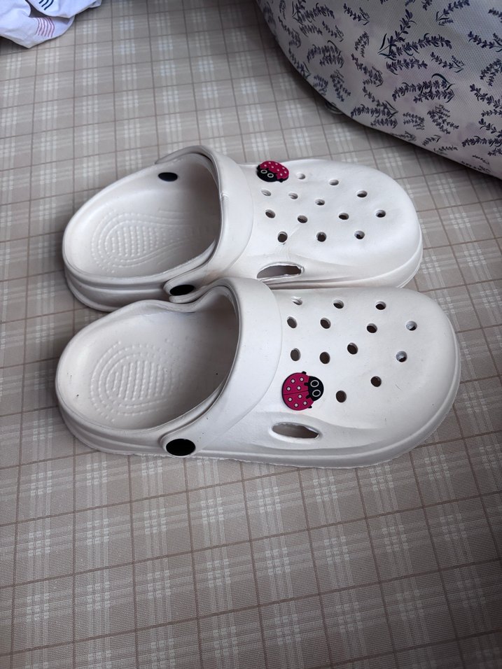 Beyaz Kız Çocuk Düğmeli Terlik - Görsel 2