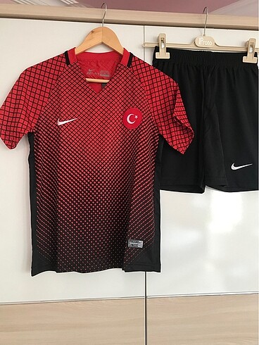 MİLLİ TAKIM ÇOCUK FORMA 164 BEDEN