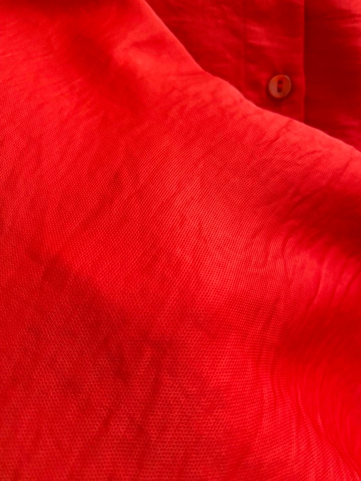 Kırmızı Düğmeli Kısa Kollu saten gömlek - Görsel 3