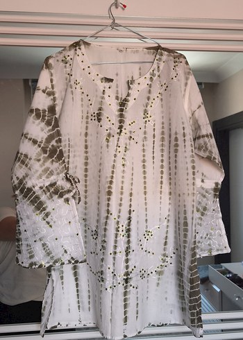 Uzun Kollu pul İşlemeli Beyaz Batik Tunik