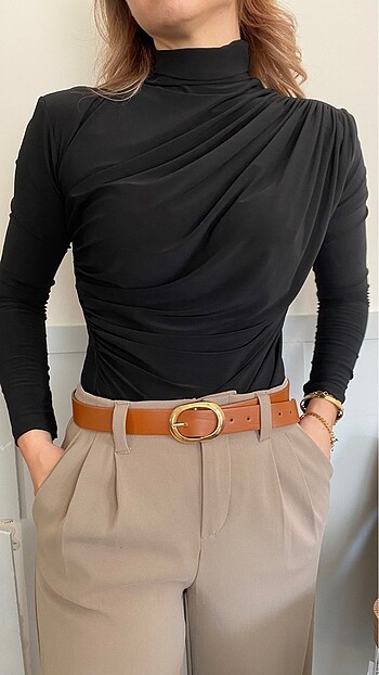 Siyah drape detaylı bluz