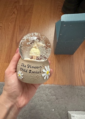 Keman çalan kız papatyalı Kar Küresi Figür - Görsel 3