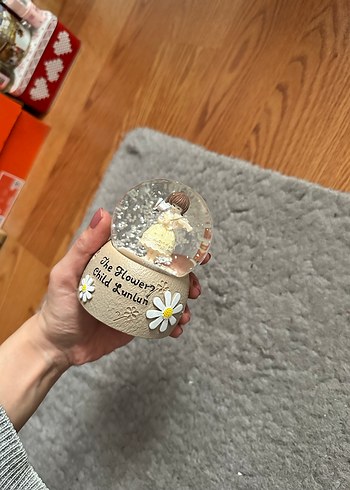 Keman çalan kız papatyalı Kar Küresi Figür - Görsel 2