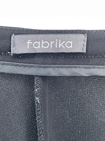 34 Beden siyah Renk Fabrika Düz Kesim %70 İndirimli.