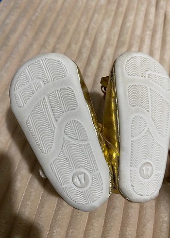 Kız Çocuk Altın Renk Fırfırlı Babet Ayakkabı - Görsel 3