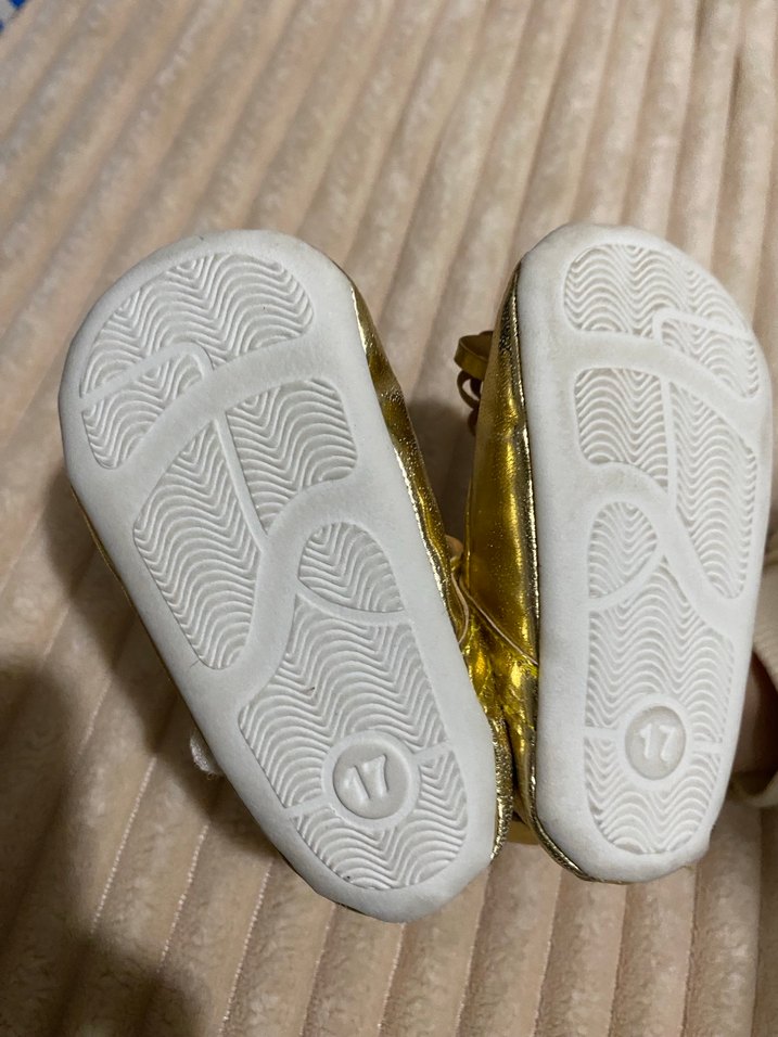 Kız Çocuk Altın Renk Fırfırlı Babet Ayakkabı - Görsel 3