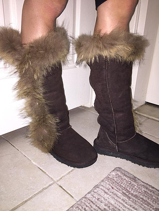 Kahverengi yanları tüylü ugg