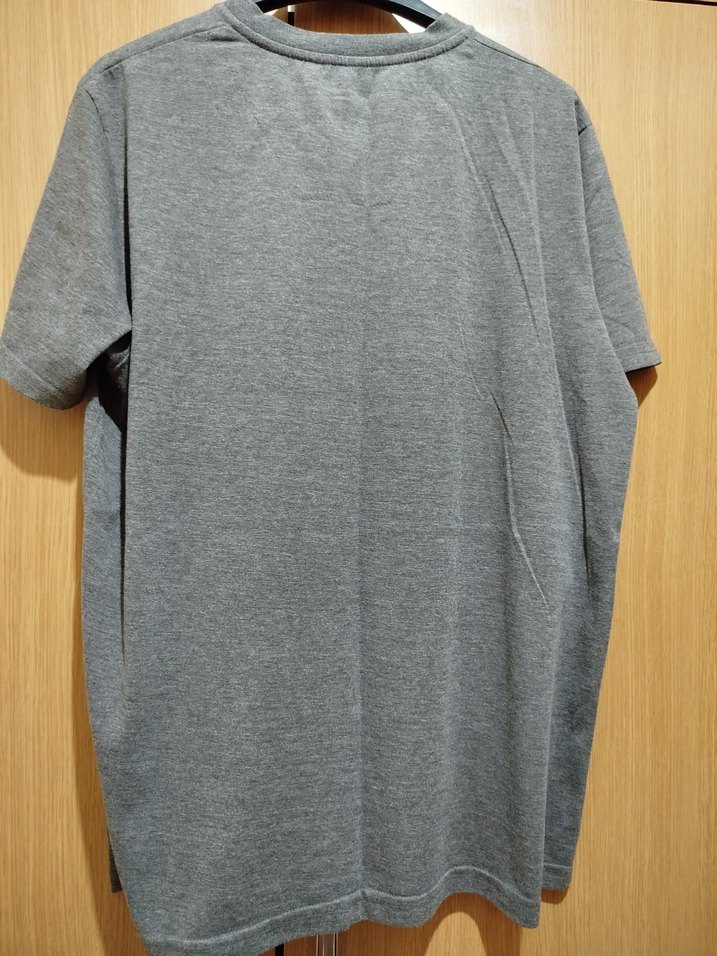 Gri V Yaka Kısa Kollu Düğmeli Erkek Tişört - Görsel 4