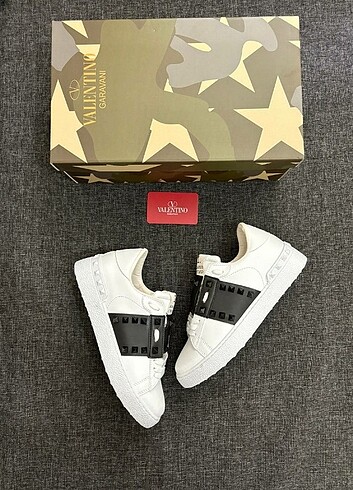 Valentino Garavani White / Black modeli. (Luxury Ürün)