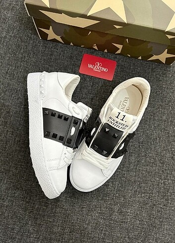 37 Beden Valentino Garavani White / Black modeli. (Luxury Ürün)