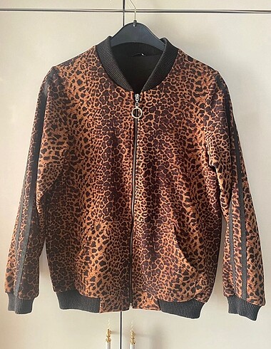 On fashion Bomber çeker