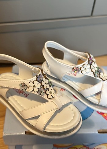 Çiçekli Tokalı Beyaz Kız Sandalet - Görsel 2
