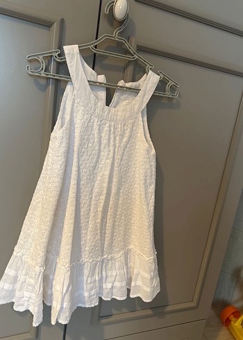 Kız Çocuk Beyaz Kolsuz Fırfırlı Elbise - Görsel 2