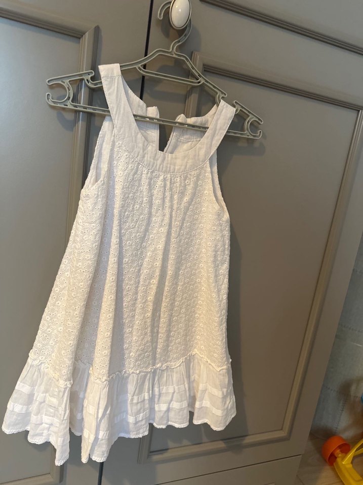 Kız Çocuk Beyaz Kolsuz Fırfırlı Elbise - Görsel 2