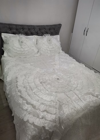 Beden İşlemeli Beyaz Yatak Örtüsü