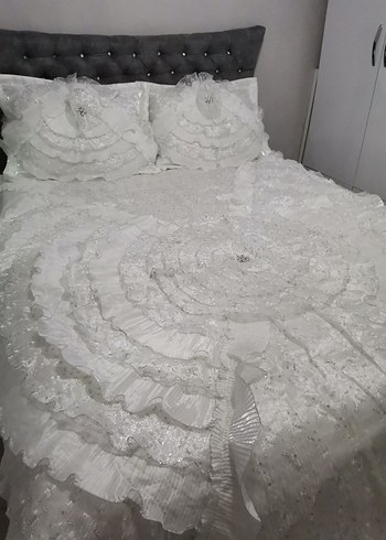 İşlemeli Beyaz Yatak Örtüsü