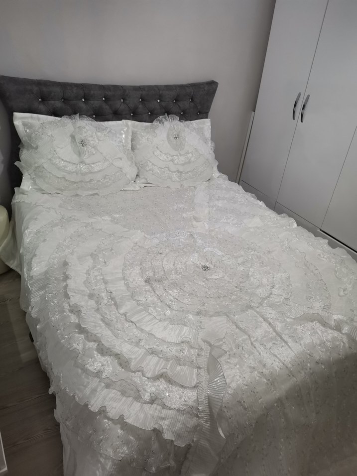İşlemeli Beyaz Yatak Örtüsü - Görsel 3