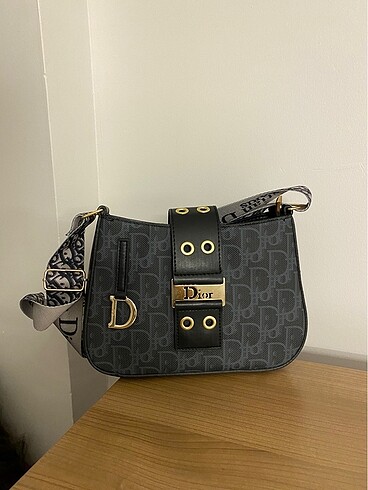  Beden Dior Askılı Kol Çantası