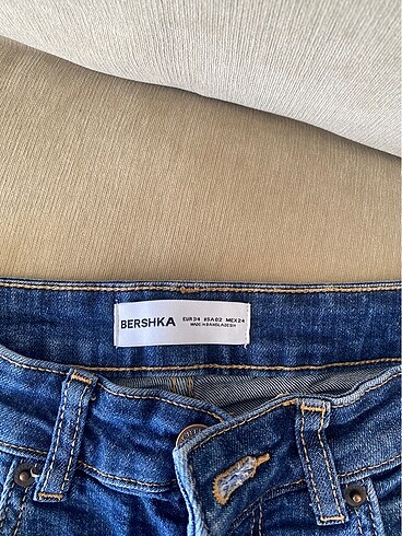 34 Beden lacivert Renk Bershka şort