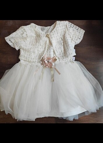 Beyaz bebek elbisesi