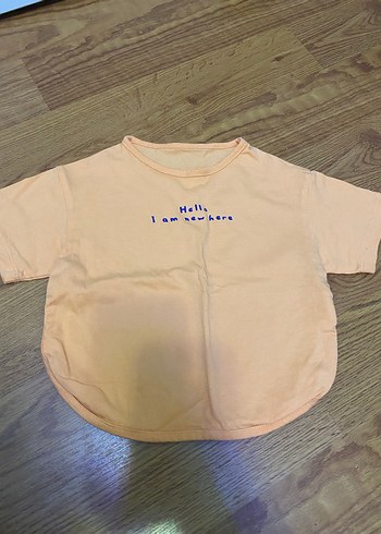 Turuncu tshrt ve ev çorabı - Görsel 2