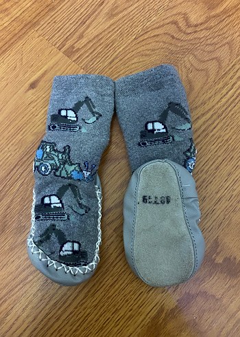 Turuncu tshrt ve ev çorabı - Görsel 4