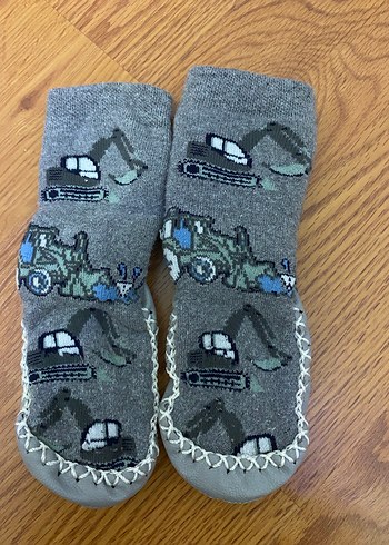 Turuncu tshrt ve ev çorabı - Görsel 5